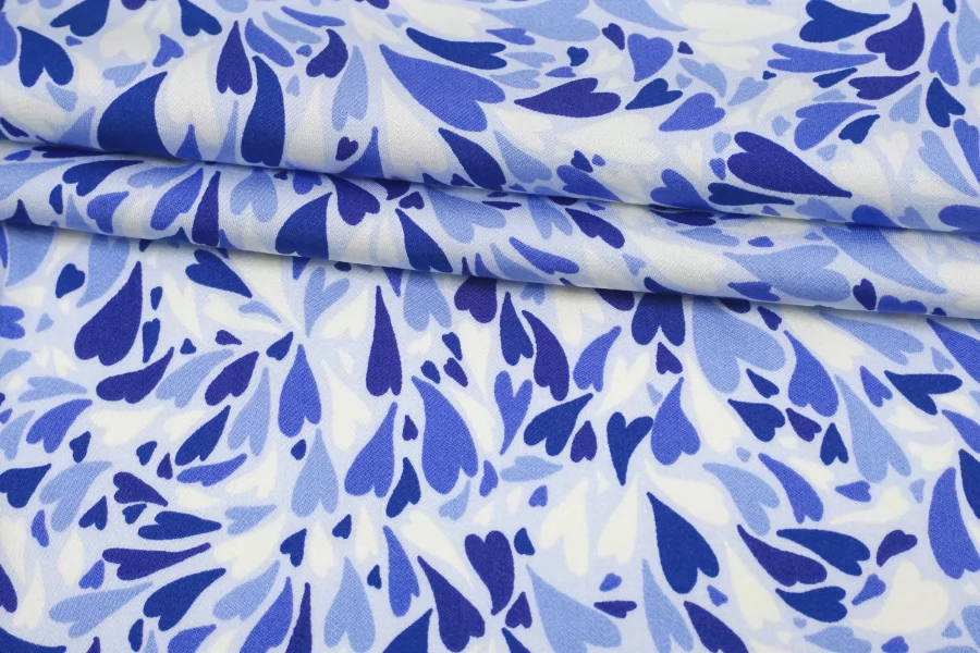 Атласная вискоза плательная Сердечки на голубом SMF H21/10 H30 15052510