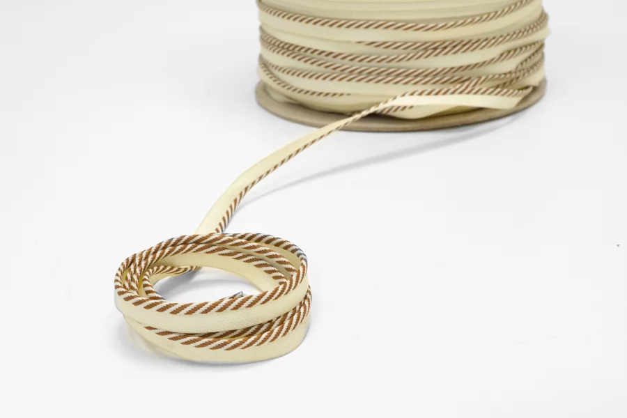 Кант  отделочный 0,9 см Молочный с коричневыми полосками SHB10 23062528