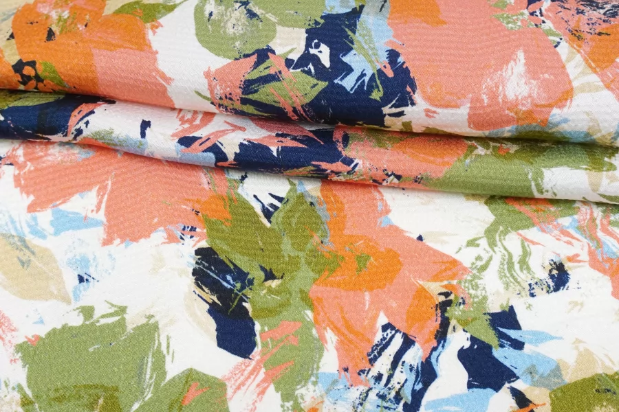 Атласная жаккардовая вискоза плательная MARELLA Цветы абстрактные на белом MM H21/6 H60 14042545