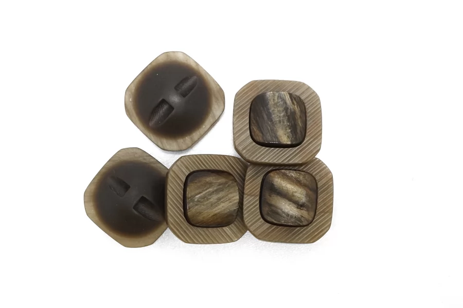 Пуговица пластиковая на ножке светло-коричневая с перламутровой вставкой  25 мм  (L-3)  26112582