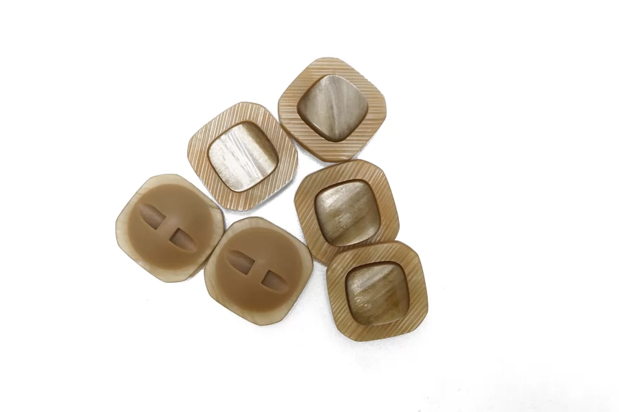 Пуговица пластиковая на ножке Бежевая с перламутровой вставкой  25 мм  (L-3)  26112585