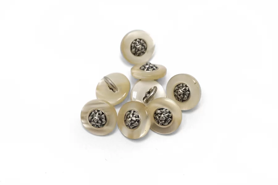 Пуговица пластиковая на ножке Молочная с серебряной вставкой 12 мм   (К-3)  27112506