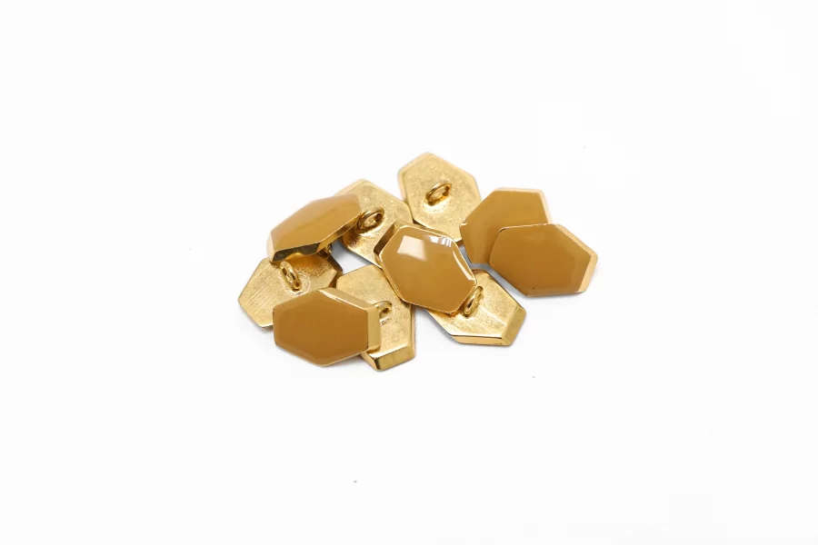 Пуговица  металлическая плательная  Бежевая  15мм на 11мм   (К-3)  27112526