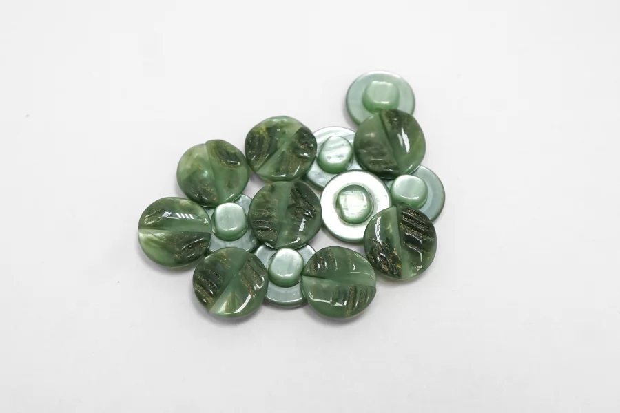 Пуговица пластиковая на ножке  Зеленая 10 мм   ( J-3)  27112569