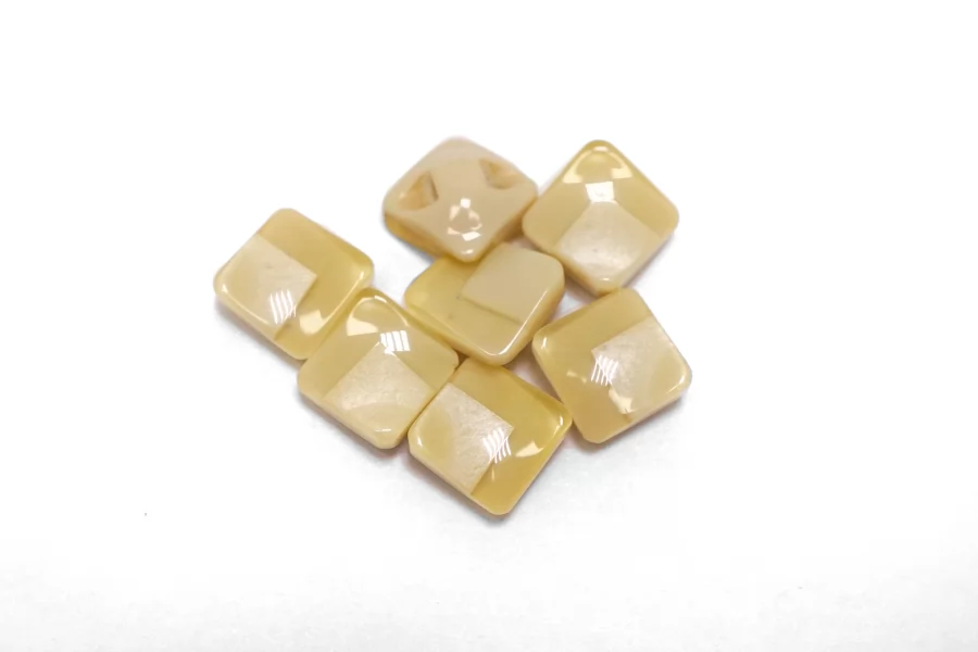 Пуговица пластиковая на ножке  Бежевая 12 мм  ( J-3)  27112570