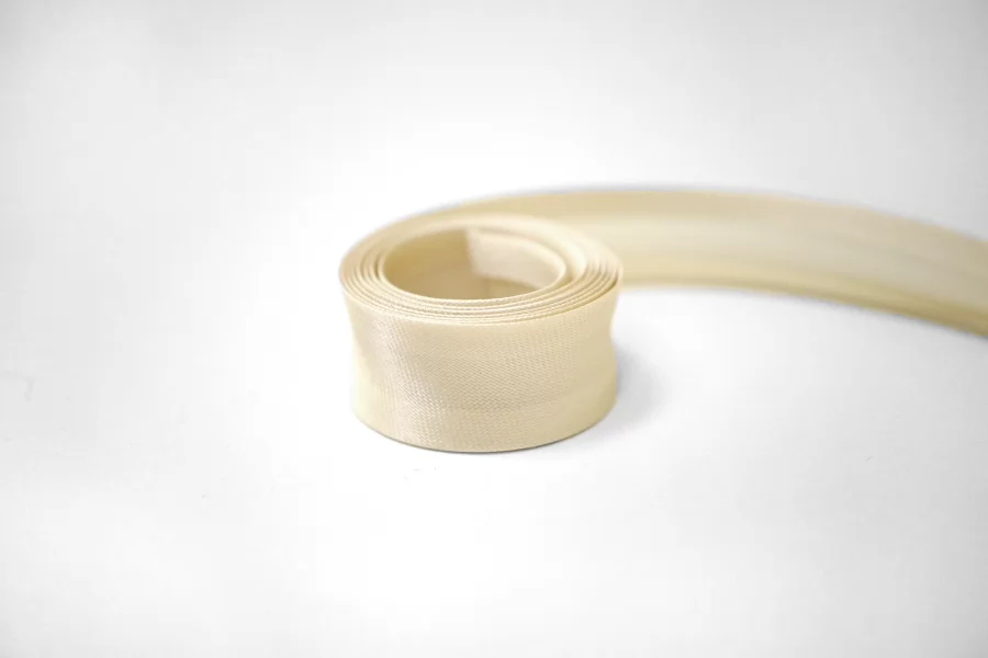 Косая бейка  1,4 см сливочная  SHB40 17022635