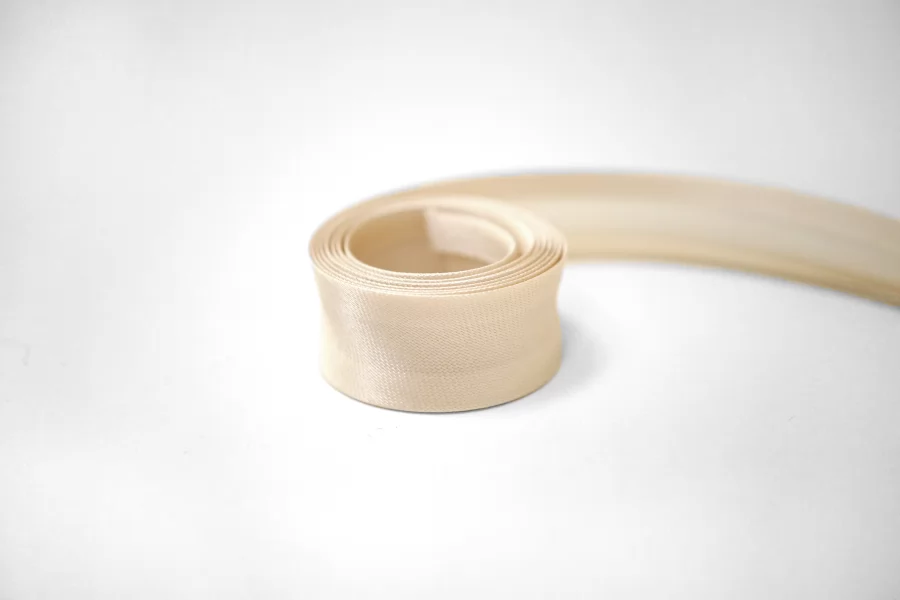 Косая бейка ацетатная 1,4 см бежевая  SHB40 17022636