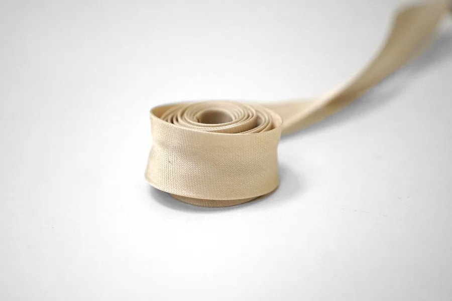 Косая бейка ацетатная 1,4 см бежевая  SHB40 17022637