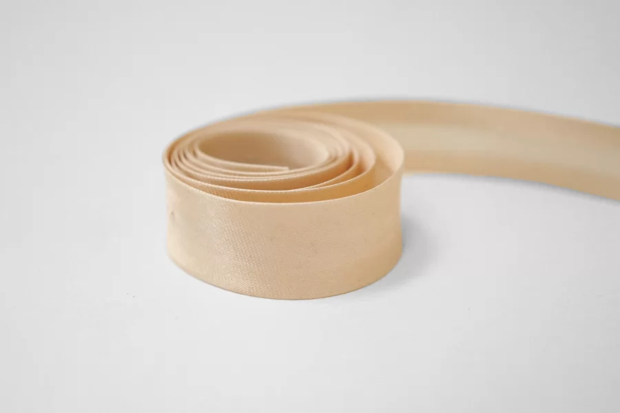 Косая бейка ацетатная 1,4 см пудровая   SHB40 17022639