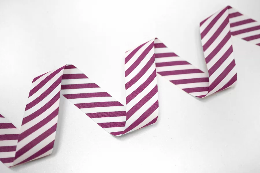 Косая бейка хлопковая Фуксия с белым полоска 2,5 см SHA60\1 19042602