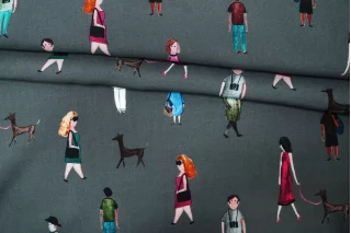 Вискоза плательно-блузочная Люди с собачками на сером CVC H00 EE55 21112572