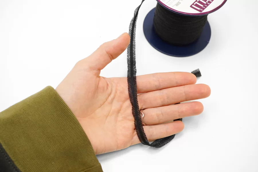 Лента нитепрошивная по косой с сутажем Черная 1см SHA60 28012601