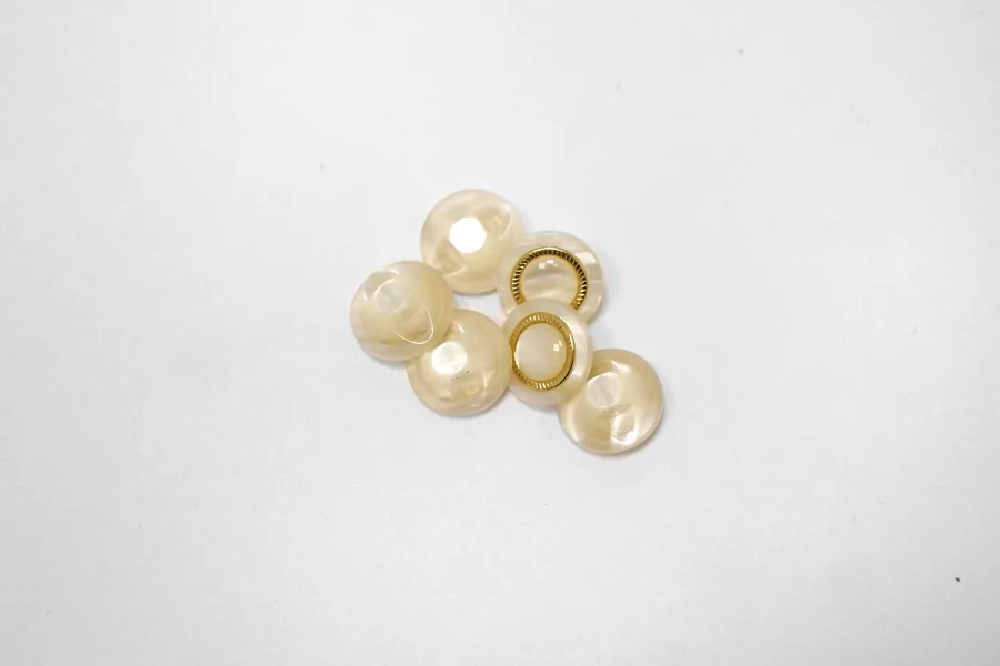 Пуговица пластиковая на ножке бежевая с золотой вставкой 12 мм  (S-3)  12022611