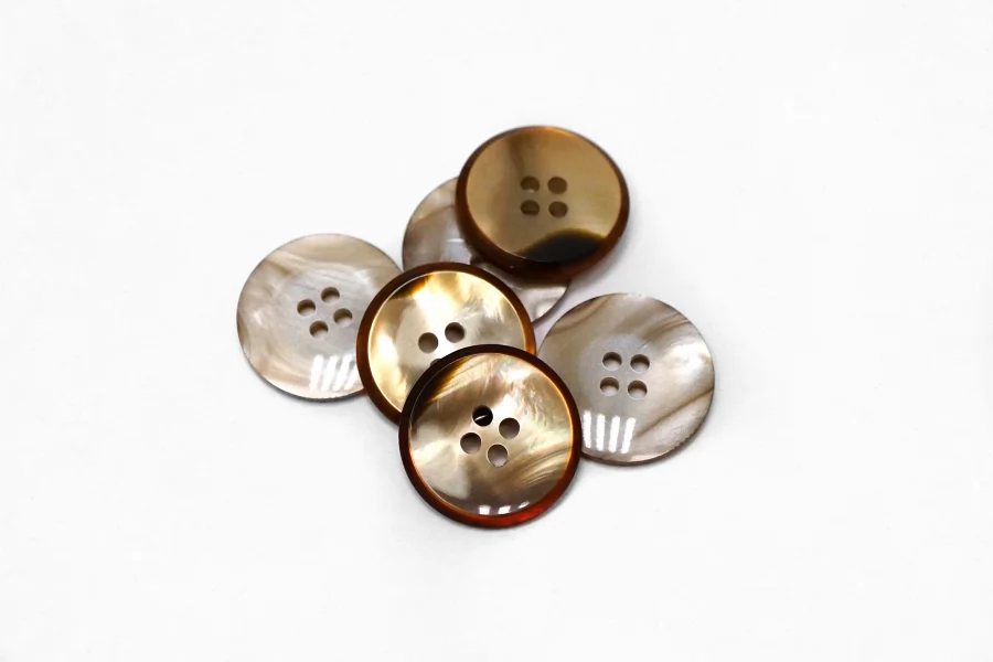 Пуговица костюмная светло-коричневая перламутровая  20 мм  (S-3)  26112506