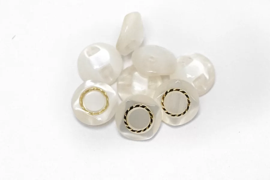 Пуговица пластиковая на ножке Белая с золотой вставкой 12 мм  (S-3)  26112507