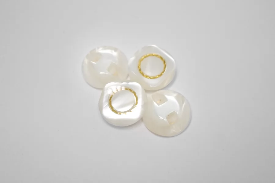 Пуговица пластиковая на ножке Белая с золотой вставкой 18 мм  (S-3)  26112508