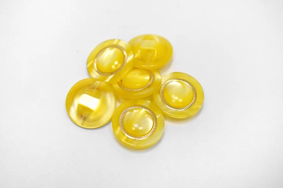 Пуговица пластиковая на ножке Желтая с золотой вставкой 15 мм  (S-3)  26112513