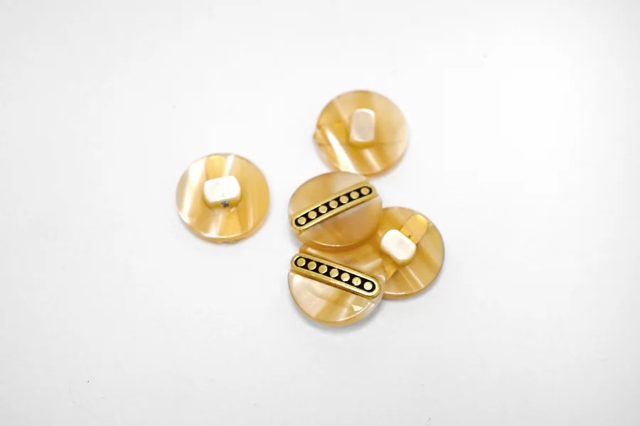 Пуговица пластиковая на ножке Персиковая с золотой вставкой 18 мм  (S-3)  26112518