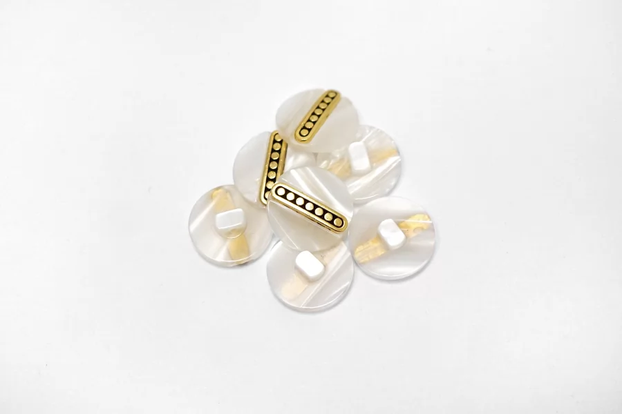 Пуговица пластиковая на ножке Белая с золотой вставкой 18 мм  (S-3)  26112520