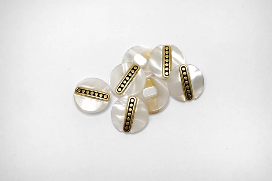 Пуговица пластиковая на ножке Белая с золотой вставкой 15 мм  (S-3)  26112521