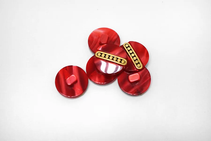 Пуговица пластиковая на ножке Красная с золотой вставкой 18 мм  (S-3)  26112525