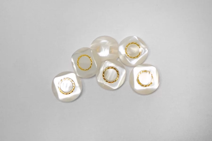 Пуговица пластиковая на ножке Белая с золотой вставкой 15 мм  (S-3)  26112537