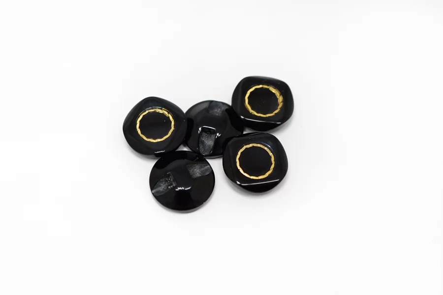 Пуговица пластиковая на ножке Черная с золотой вставкой 18 мм  (S-3)  26112540