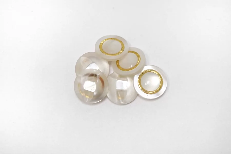 Пуговица пластиковая на ножке Белая с золотой вставкой 15 мм  (S-3)  26112546