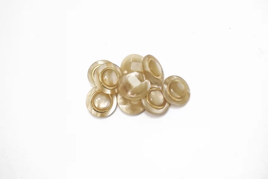 Пуговица пластиковая на ножке бежевая с золотой вставкой 12 мм  (S-3)  26112552