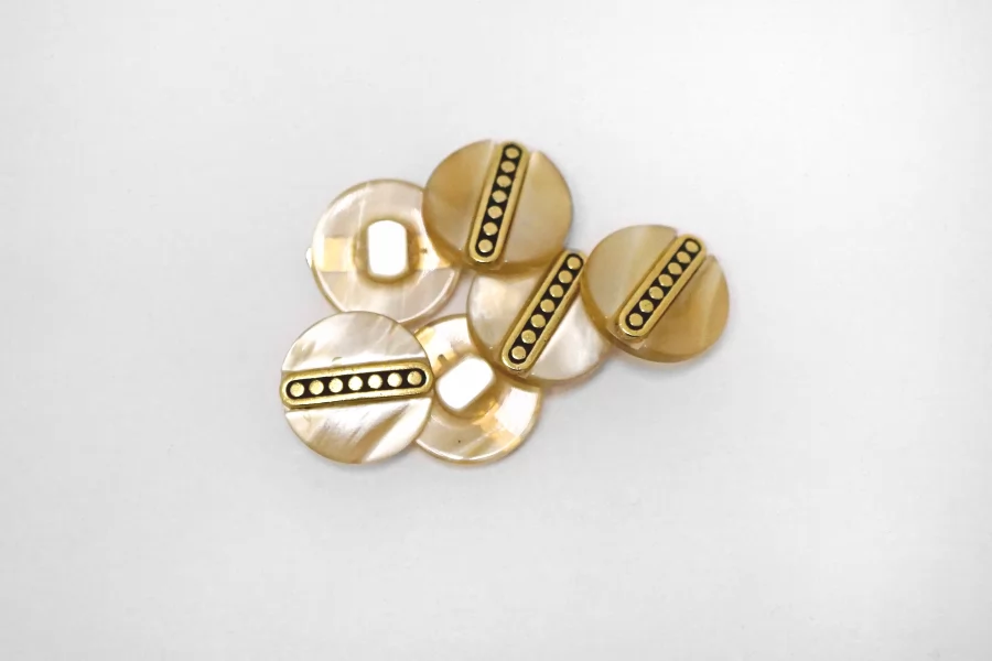 Пуговица пластиковая на ножке Бежевая с золотой вставкой 15 мм  (S-3)  26112554