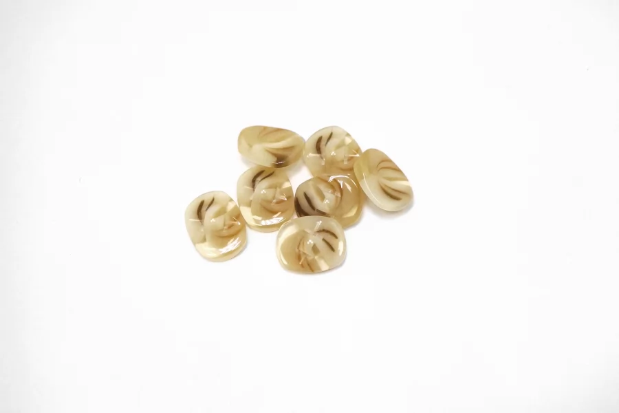 Пуговица пластиковая на ножке бежевая 15 мм  (S-3)  26112560