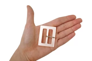 Пряжка пластик розовая 38х48 мм (R2) 28122501