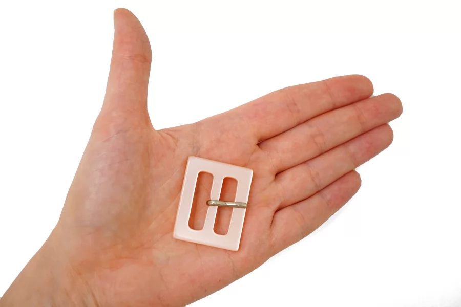 Пряжка пластик розовая 35х25 мм (R2)  28122503