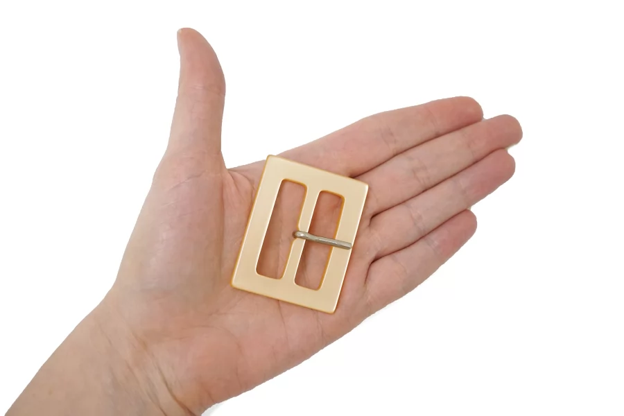 Пряжка пластик персиковая 38х48 мм (R2)   28122508