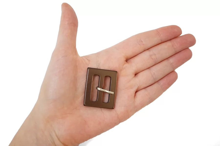 Пряжка пластик коричневая  30х40 мм (R2)  28122519