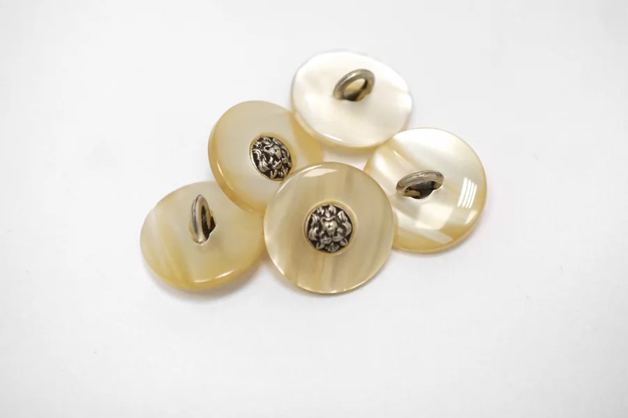 Пуговица пластиковая на ножке Молочная с серебряной вставкой 18 мм   (К-3)  12022607