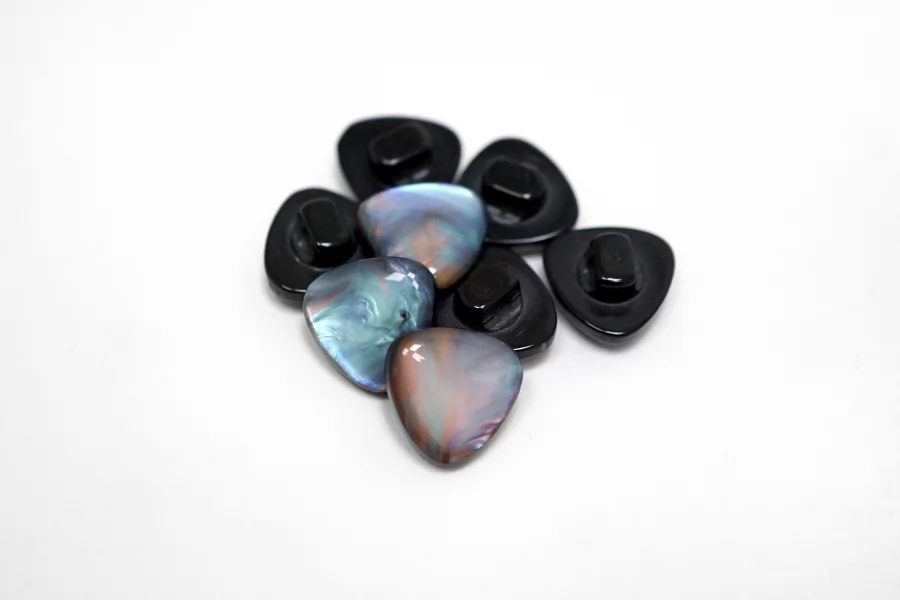 Пуговица пластиковая с серо-розовым переливом 12 мм  ( Q-3)  12022625