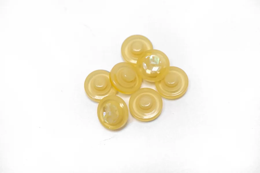 Пуговица пластиковая на ножке  Бледно-желтая  11 мм  ( Q-3)  12022665