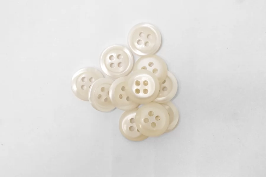 Пуговица костюмно-плательная пластик 12 мм Белая (N-3)  16112512