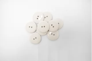 Пуговица костюмно-плательная пластик 18 мм Молочная  (N-3) 16112515