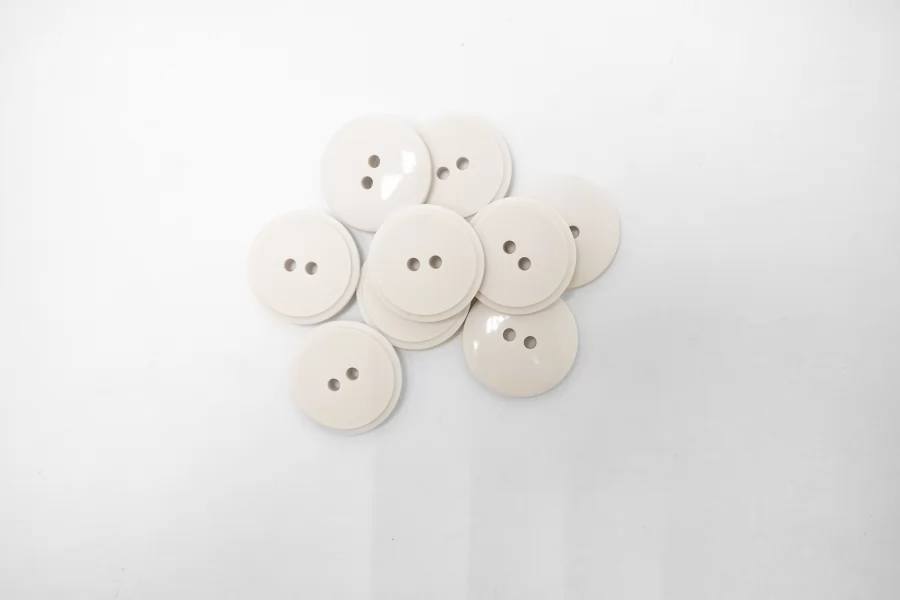 Пуговица костюмно-плательная пластик 18 мм Молочная  (N-3) 16112515