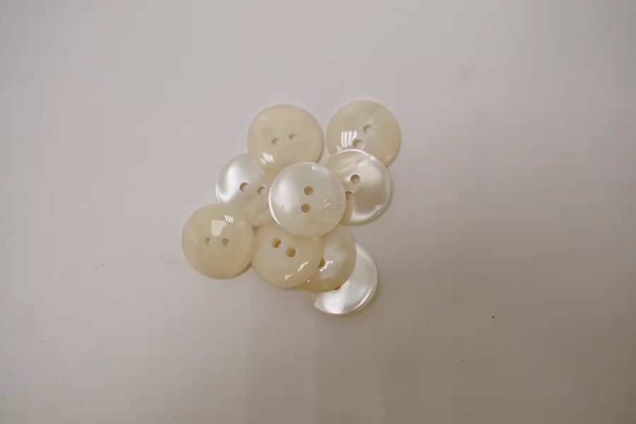 Пуговица костюмно-плательная пластик 18 мм Молочная (N-3) 16112520