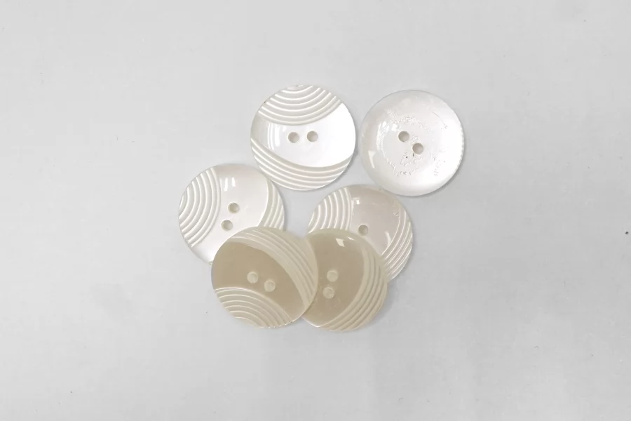 Пуговица костюмно-плательная пластик 18 мм Молочная  (N-3) 16112521