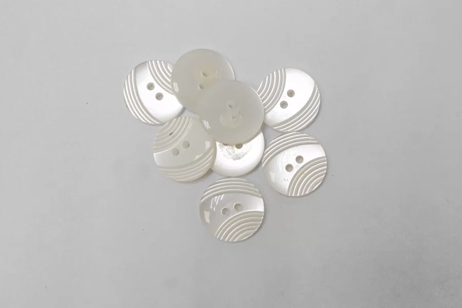 Пуговица костюмно-плательная пластик 15 мм Молочная  (N-3)  16112522