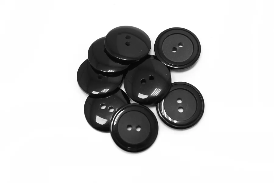 Пуговица костюмно-плательная пластик 18 мм черная (P-3)  16112529