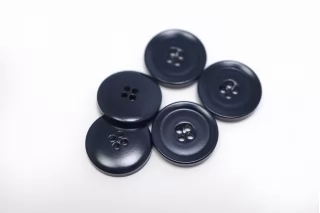 Пуговица костюмно-плательная пластик 18 мм темно-синяя  (О-3)   16112596