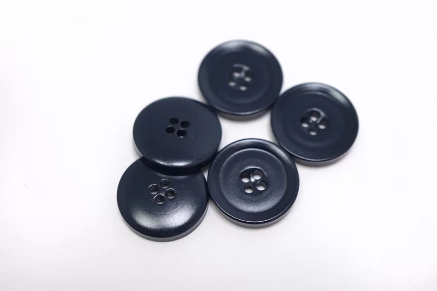 Пуговица костюмно-плательная пластик 18 мм темно-синяя  (О-3)   16112596