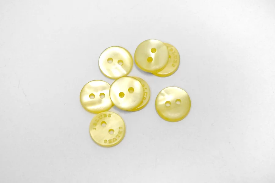 Пуговица  пластик  11 мм Желтая (P-3)  17112565