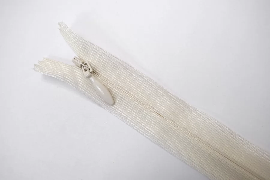 Молния потайная YKK Приглушённо-белая G4 15 см 27012631