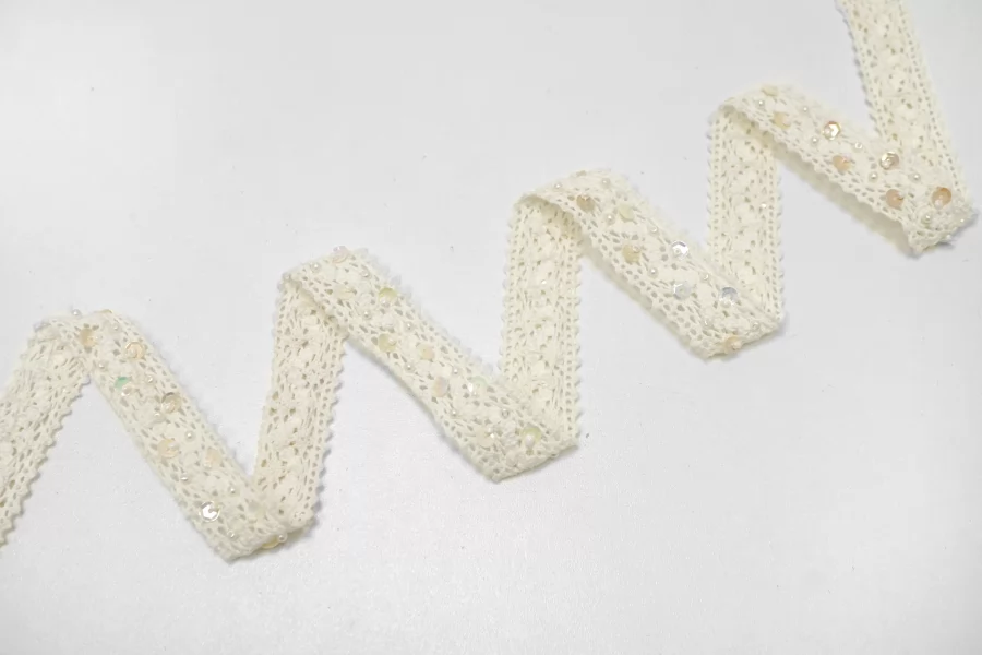 Тесьма декоративная молочная с бусинами и пайетками 2,2 см ST2 25022649